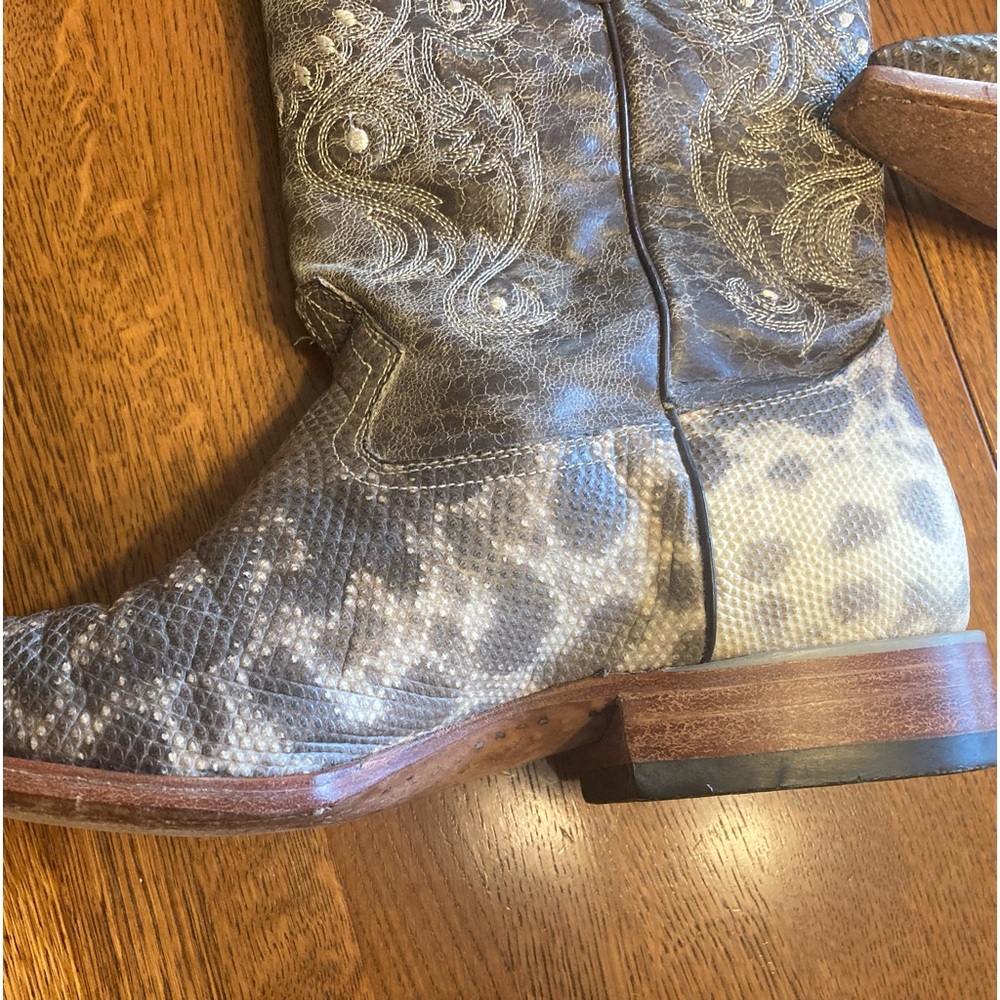 Cuadra Mexican made boot. Size 11.5. Rare Karunga water snake. Belt is included.